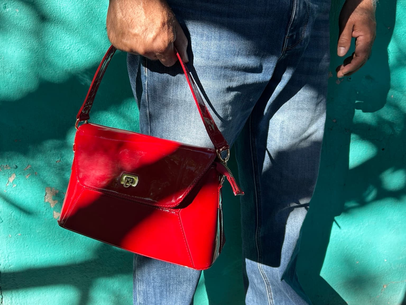 Bolsa de charol rojo ANAYKA en uso