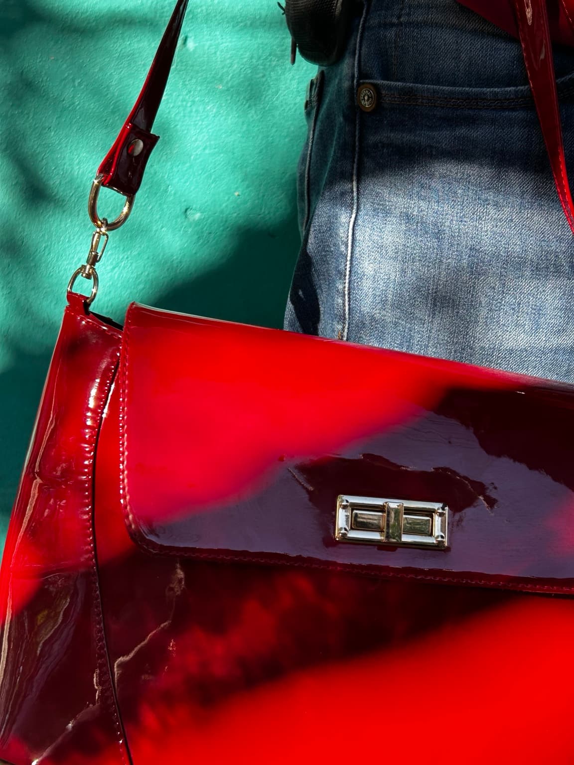 Detalle de bolsa de charol rojo ANAYKA